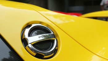 Porsche yellow gas cap