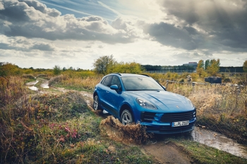 Porsche blue Macan