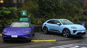 Un Porsche Taycan morado y un Porsche Macan eléctrico celeste, ambos con la insignia "Taycan" y "Macan" respectivamente, cargando en una estación de carga "Destination Charging" en un día nublado en Chile.