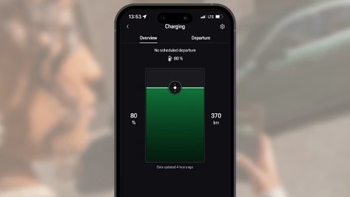 Vista general de la pantalla de una aplicación móvil de Porsche que muestra el estado de carga de un vehículo eléctrico al 80% con 370 km de autonomía.