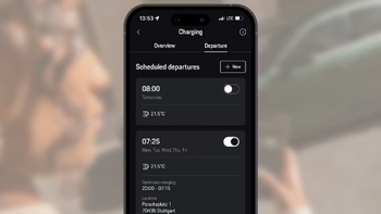 Primer plano de un smartphone que muestra la sección "Departure" (Salida) de la aplicación de carga de Porsche, con horarios programados para la carga optimizada y el preacondicionamiento.