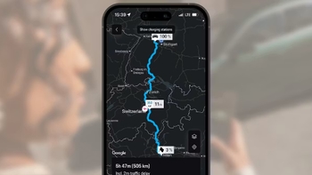 Pantalla de la aplicación Porsche con una ruta de navegación de Stuttgart a Milán, mostrando estaciones de carga y detalles del viaje.
