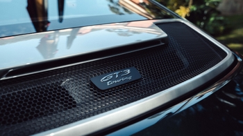 Detalle del emblema "GT3 Touring" en la parte trasera de un Porsche.