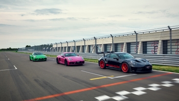 Autos Porsche en pista de carreras