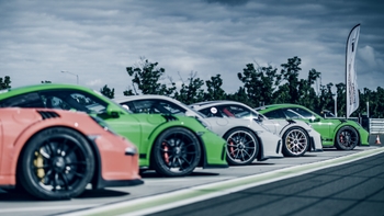 Autos Porsche paqueados en línea
