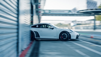 Porsche saliendo de bodega en pista