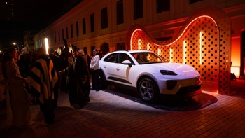 Exhibición Porsche Macan Electric y participantes en el evento gala vogue Colombia
