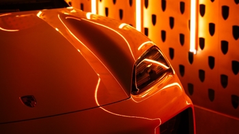 Detalle del frente de Porche Macan Electric en el evento gala vogue Colombia