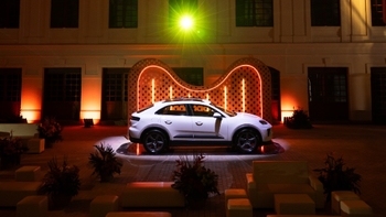 Exhibición Porsche Macan Electric y participantes en el evento gala vogue Colombia