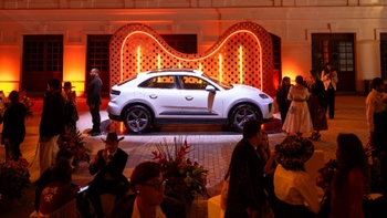 Exhibición Porsche Macan Electric y participantes en el evento gala vogue Colombia