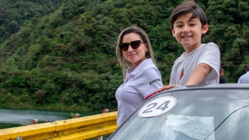 Madre e hijo en Porsche Road Tour Lago Calima