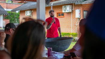 Orador y participantes en Porsche Road Tour Lago Calima