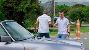 Participantes al lado de un Porsche 911 en Road Tour Lago Calima