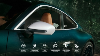 Porsche 911 Sonderwunsch verde esmeralda con interior de cuero y retrovisor blanco.