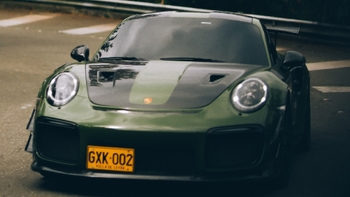Porsche 911 GT3 RS verde corriendo en carretera
