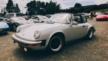 Porsche 911 Targa gris estacionado en Road Tour La Rufina