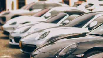 Vista lateral Porsche estacionados en Road Tour La Rufina