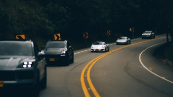 Fila de versiones Porsche andando en carretera