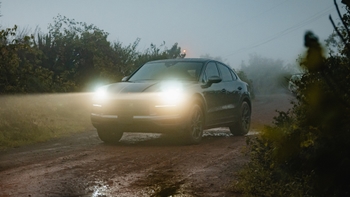 Porsche Cayenne en carretera nublada