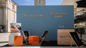 Frauscher x Porsche 850 Fantom na prikolici uz more.