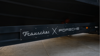Frauscher x Porsche 850 Fantom na prikolici uz more.