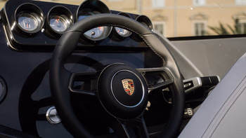 Frauscher x Porsche 850 Fantom na prikolici uz more.