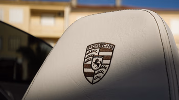 Frauscher x Porsche 850 Fantom na prikolici uz more.