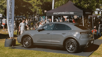 Sivi Porsche Cayenne na na događaju