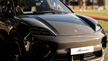 Crni Porsche Macan na događaju