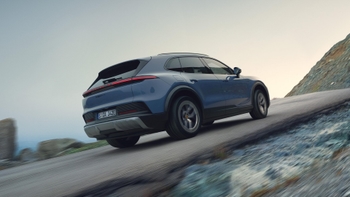 Sivi Cayenne S Electric sportski SUV s elegantnim dizajnom