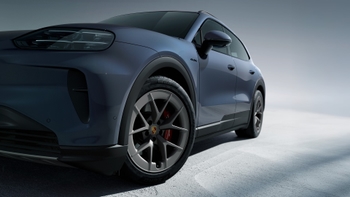 Sivi Cayenne S Electric sportski SUV s elegantnim dizajnom
