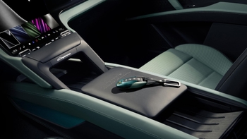 Sivi Cayenne S Electric sportski SUV s elegantnim dizajnom
