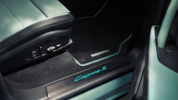 Sivi Cayenne S Electric sportski SUV s elegantnim dizajnom