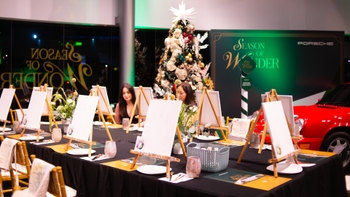 Personas pintando lienzos en el evento "Season of Wonder" de Porsche, enfocándose en la actividad creativa y el ambiente festivo.