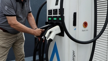 Christian Feucht mostrando el funcionamiento de la estación de carga Electron Power