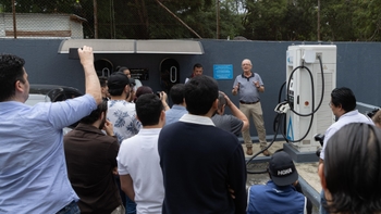 Estudiantes de ingenieria participando del encuentro con preguntas