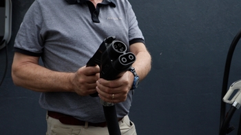 Christian Feucht enseñando cómo se usa el cargador eléctrico Electron Power