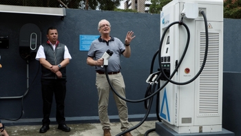 Christian Feucht explicando el funcionamiento de la estación de carga Electron Power