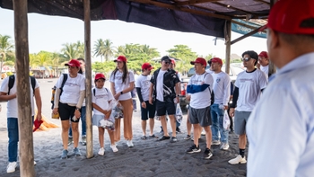 Grupo de personas con camiseta Porsche.