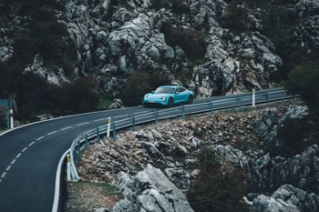 taycan on road (Roadtrip)