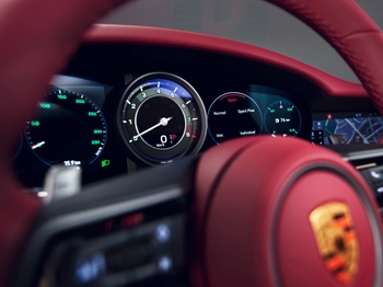 Instrument cluster in a Porsche 911 Targa 4S