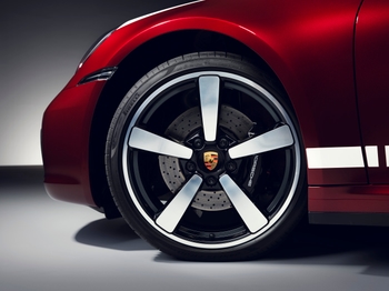 Exclusive design Porsche wheel with heritage Porsche crest