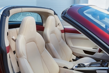 Interior with corduroy finish in Porsche 911 Targa 4S. Heritage Design Package.