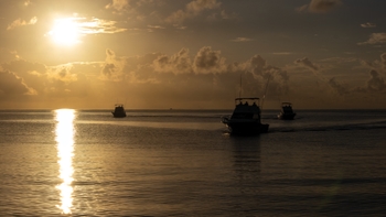 Paisaje del barco en un atardecer en el Torneo de pesca de Porsche en el barco, Puerto Juarez.
