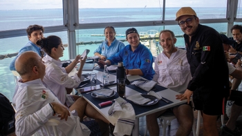 7 participantes del Torneo de pesca de Porsche, preparandose para almorzar, Puerto Juarez.