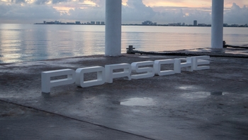 Atardecer con logo de Porsche corporeo en el Torneo de pesca de Porsche, Puerto Juarez.