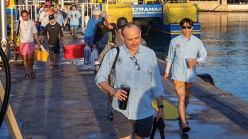 Participantes alistandose para el Torneo de pesca de Porsche en el barco, Puerto Juarez.