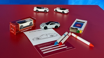 Colección de coches de juguete Porsche 911, incluyendo un Cabriolet y un Carrera, junto a material de colorear "Make A Wish".
