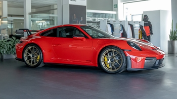 Porsche 911 GT3 color rojo estacionado en el dealer