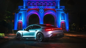 Porsche Taycan de noche con las luces encendidas